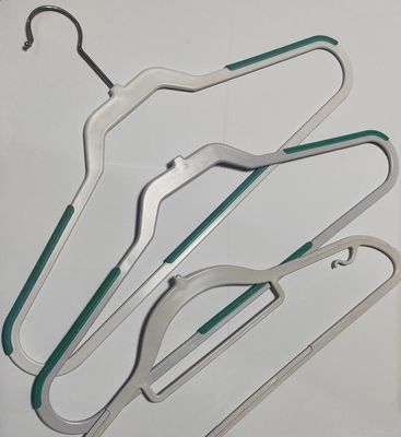 Kleidungshänger Herstellung durch 120Ton vertikale Einfach-Slide Spritzgießmaschine