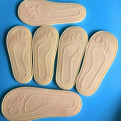 Hochleistungsmaschine zur Schuhherstellung mit vertikaler Spritzgießmaschine