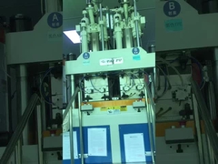 Vertikale zweifarbige Spritzgießmaschine 120 Tonnen für zweifarbige Spielzeugschalen